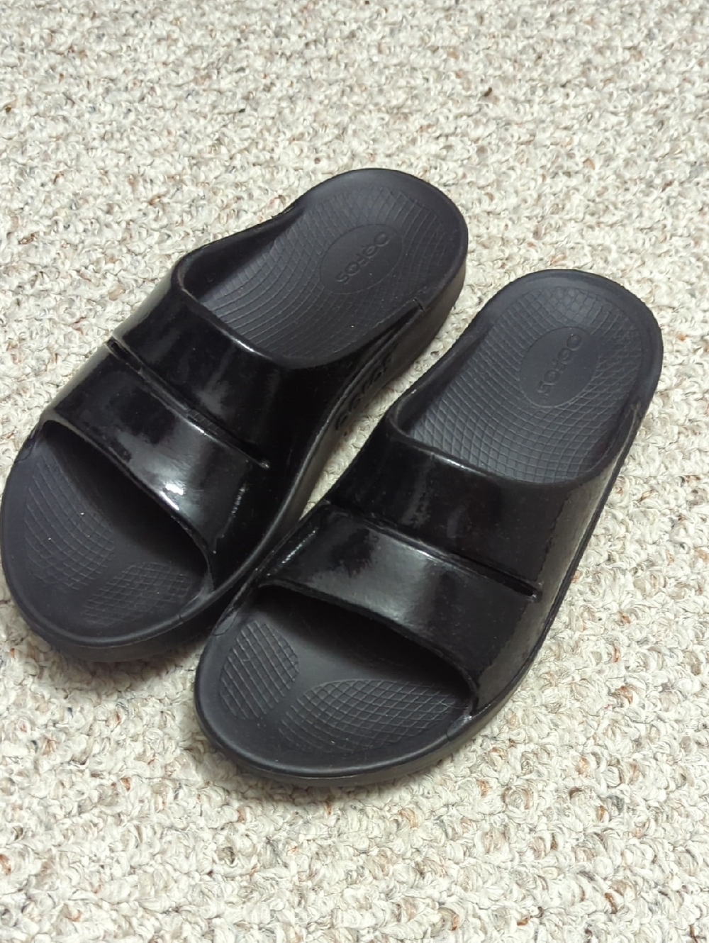 OOFOS Black Shiny Slide Sandals Like New Women's 9 Mens 7 EU 40